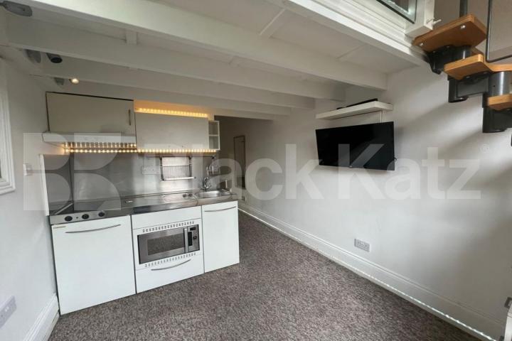 All Bills Included, duplex studio with roof terrace Lavender Hill, Clapham